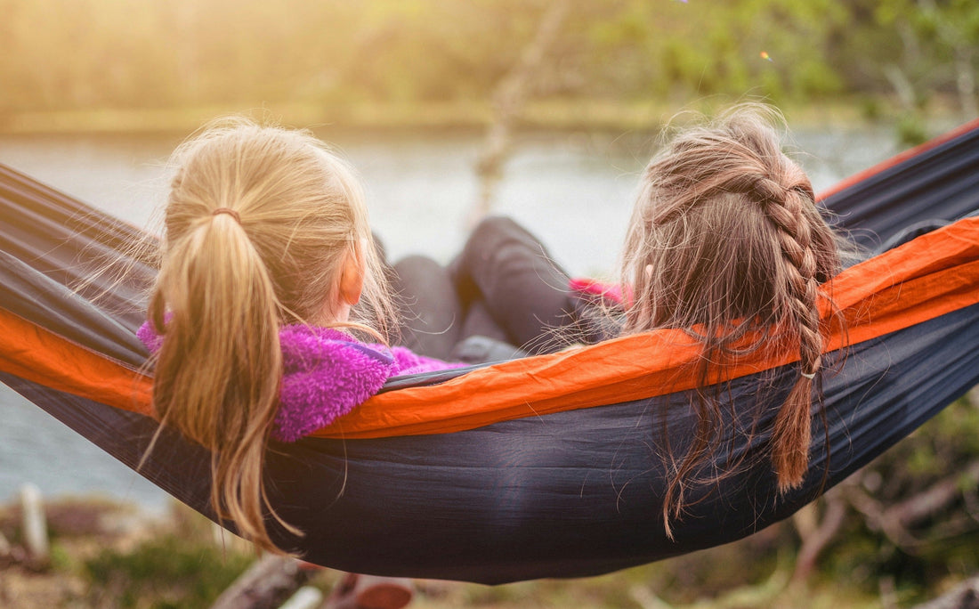 two friends in a hammock how to be a good Christian friend in 2025